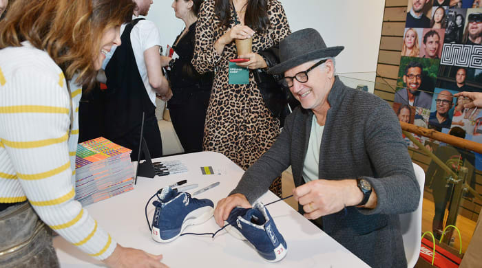tinker_hatfield_signing_some_12s.jpg